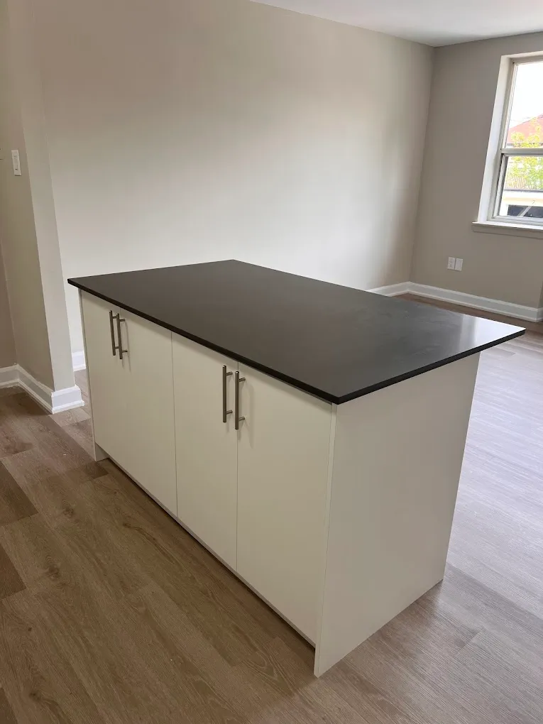 Finished kitchen with curved opening and marble-look counters