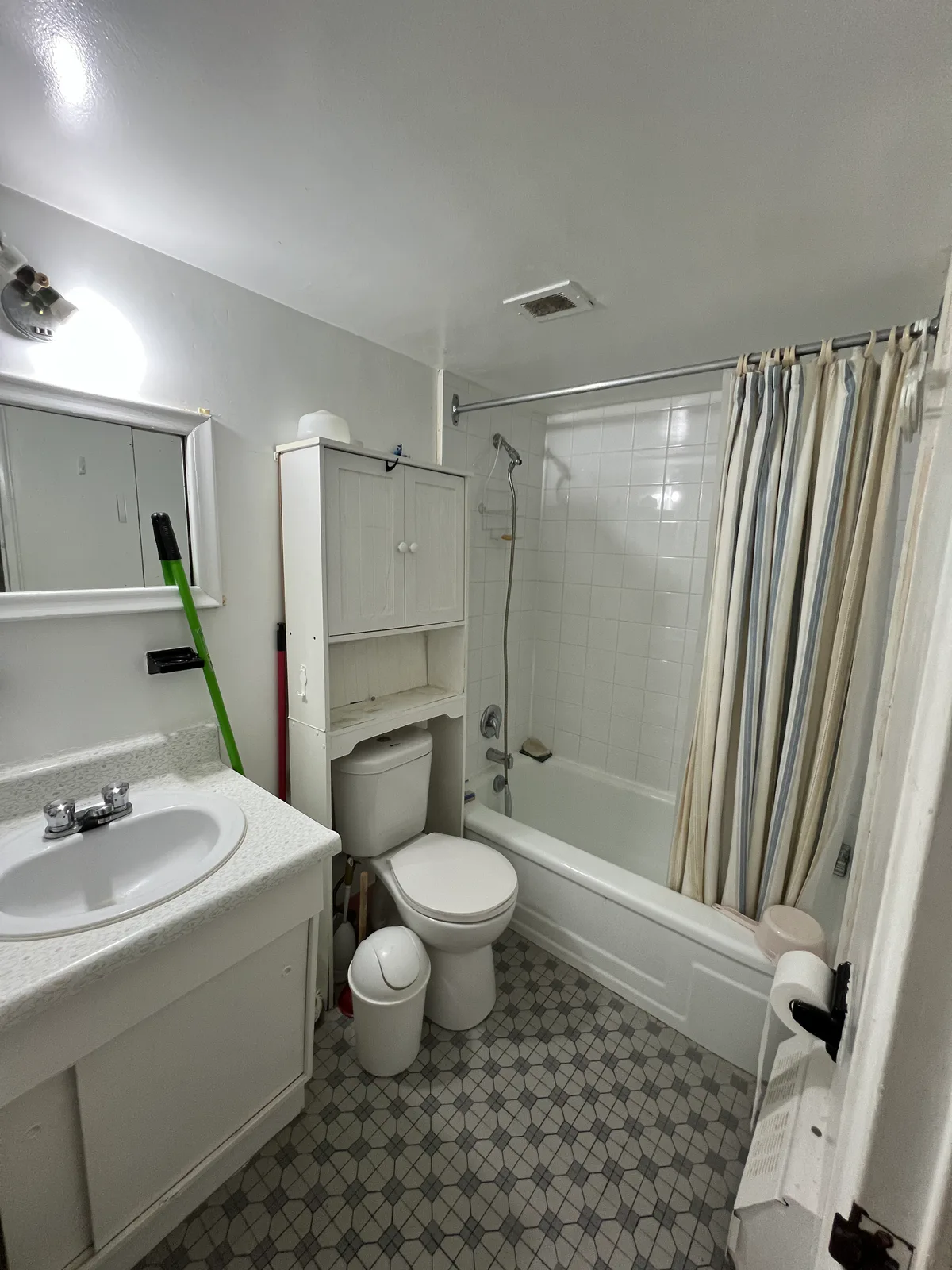 Original bathroom fixtures and patterned floor at Kingsbridge, Bathurst